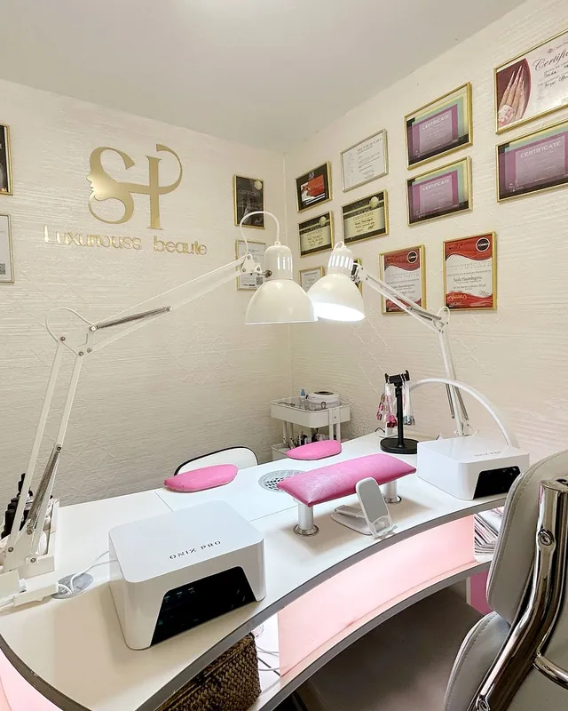 Poste de manucure du salon Luxuriouss Beauté